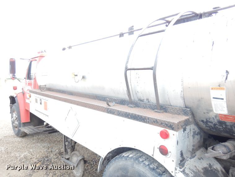 image for item IL9961 1981 International 1854  oil distributor truck