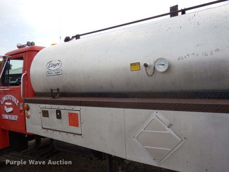 image for item IL9961 1981 International 1854  oil distributor truck