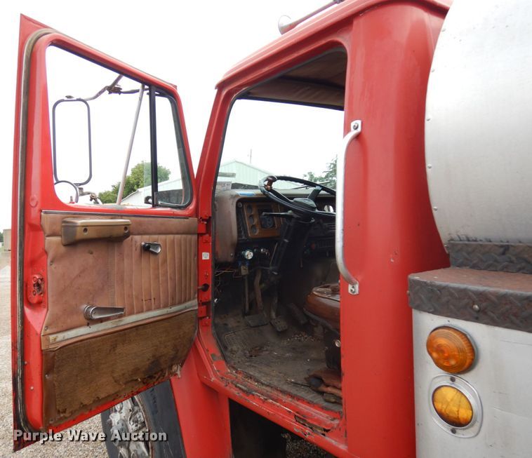 image for item IL9961 1981 International 1854  oil distributor truck