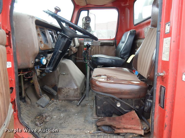 image for item IL9961 1981 International 1854  oil distributor truck