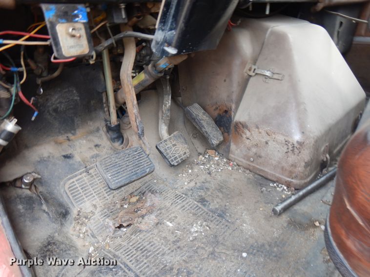 image for item IL9961 1981 International 1854  oil distributor truck