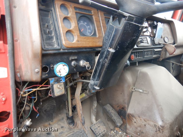 image for item IL9961 1981 International 1854  oil distributor truck