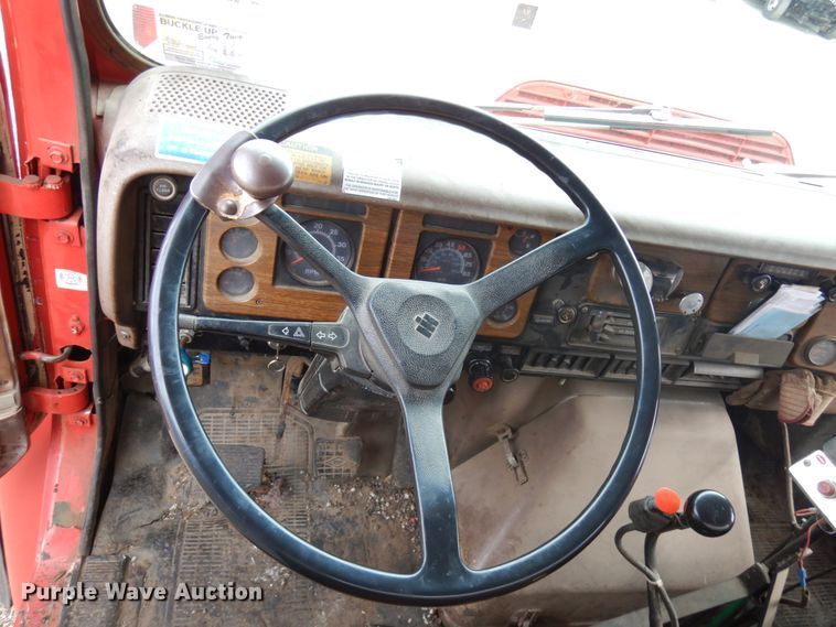 image for item IL9961 1981 International 1854  oil distributor truck