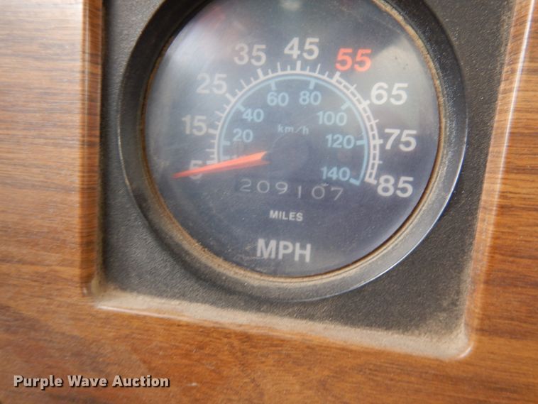 image for item IL9961 1981 International 1854  oil distributor truck