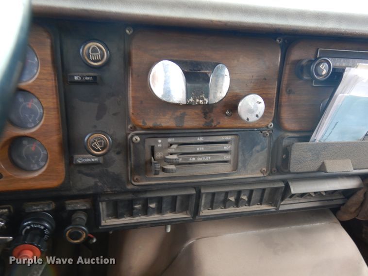 image for item IL9961 1981 International 1854  oil distributor truck