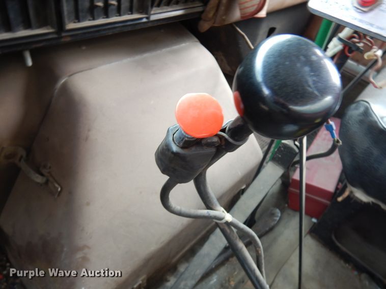 image for item IL9961 1981 International 1854  oil distributor truck