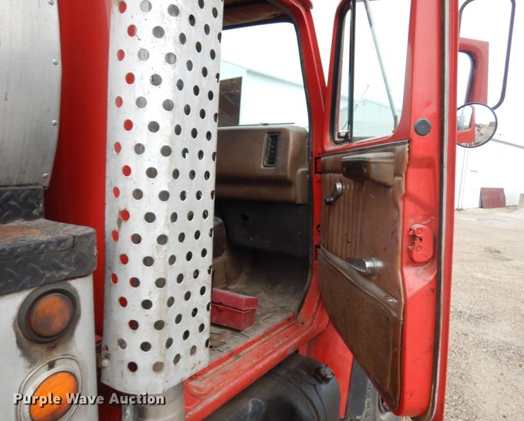 image for item IL9961 1981 International 1854  oil distributor truck