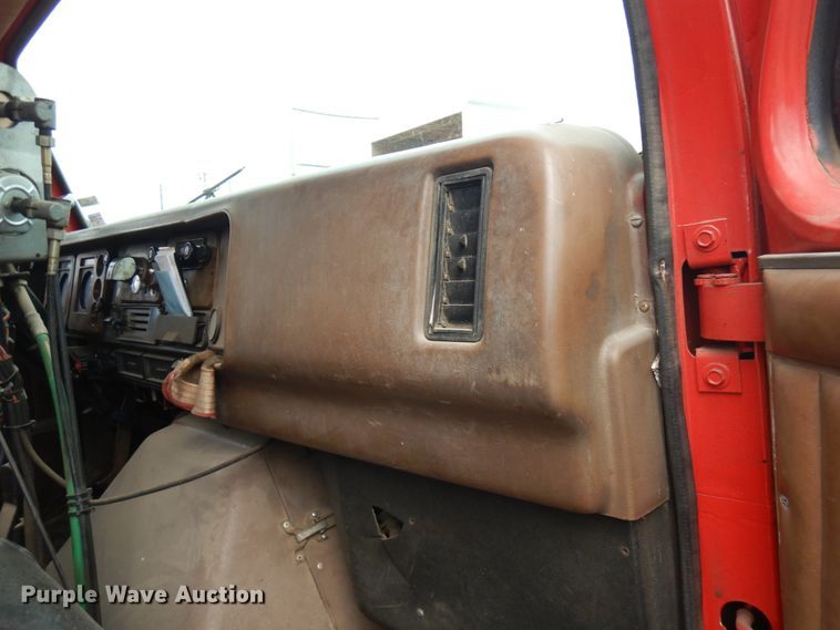 image for item IL9961 1981 International 1854  oil distributor truck