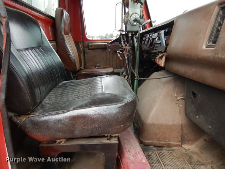 image for item IL9961 1981 International 1854  oil distributor truck