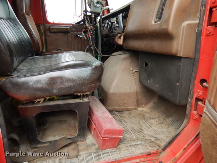 image for item IL9961 1981 International 1854  oil distributor truck