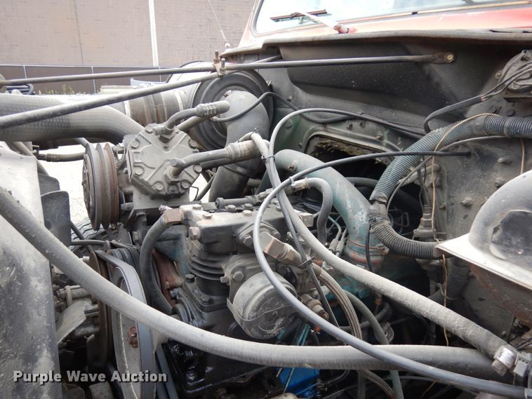 image for item IL9961 1981 International 1854  oil distributor truck