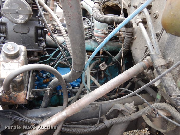 image for item IL9961 1981 International 1854  oil distributor truck