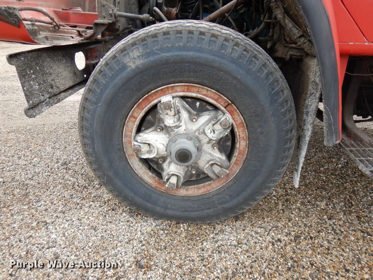 image for item IL9961 1981 International 1854  oil distributor truck