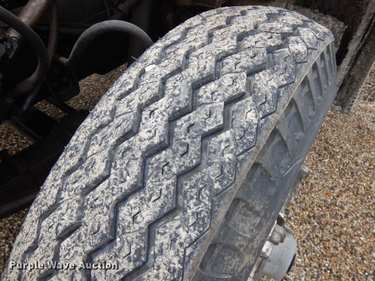 image for item IL9961 1981 International 1854  oil distributor truck