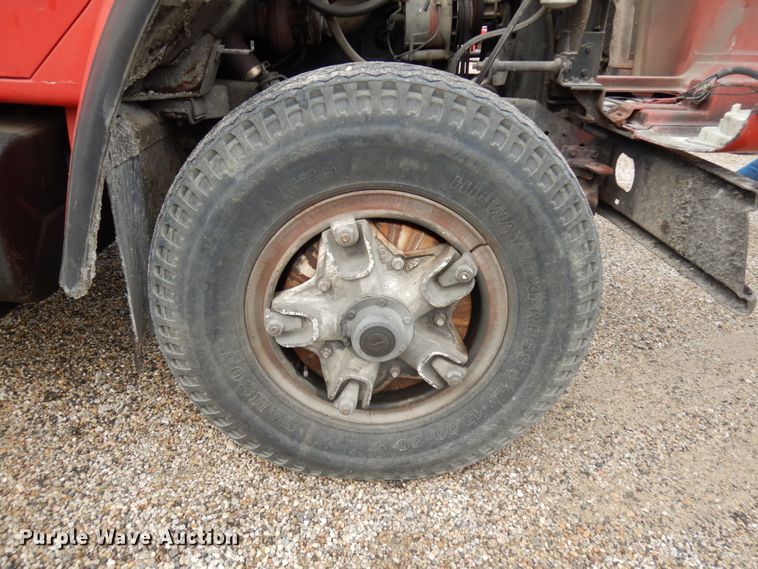 image for item IL9961 1981 International 1854  oil distributor truck