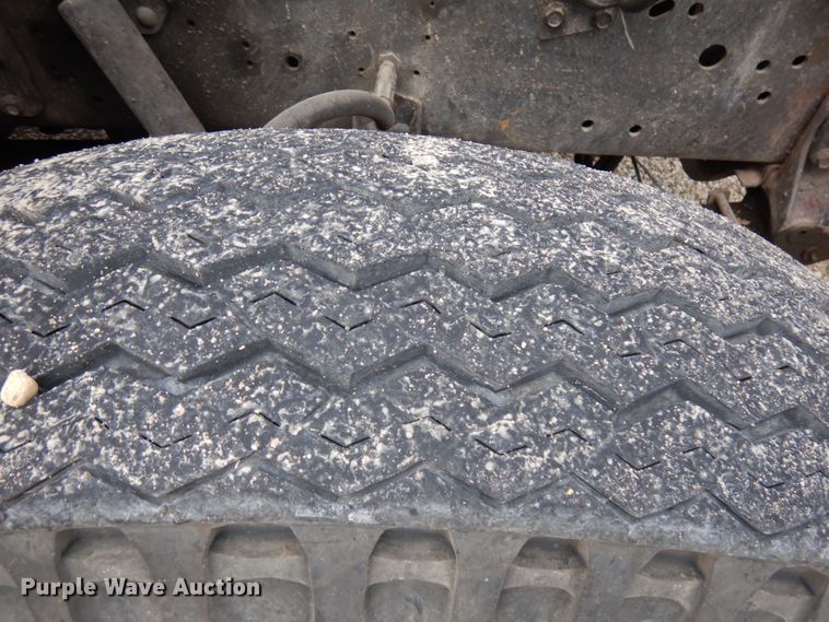 image for item IL9961 1981 International 1854  oil distributor truck