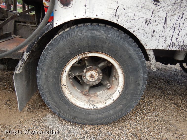 image for item IL9961 1981 International 1854  oil distributor truck