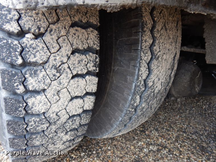 image for item IL9961 1981 International 1854  oil distributor truck