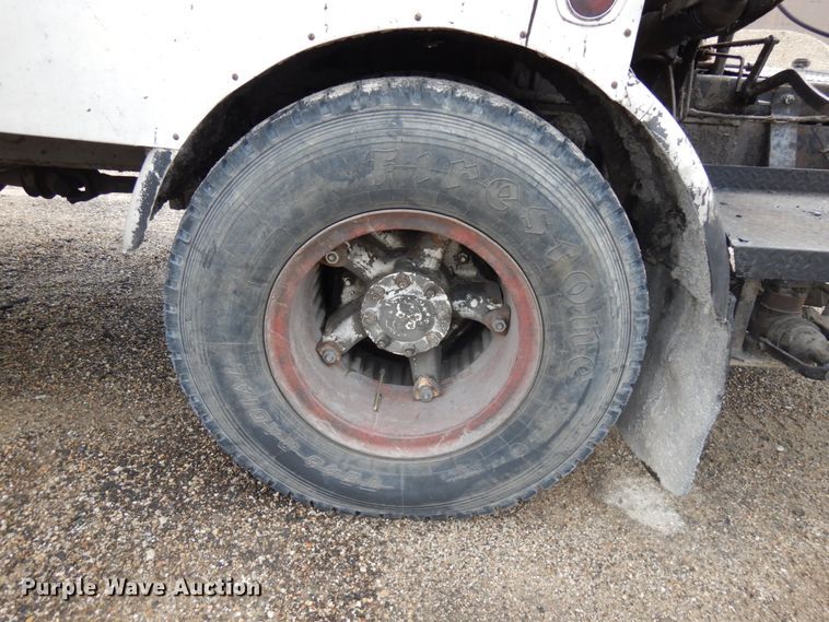 image for item IL9961 1981 International 1854  oil distributor truck