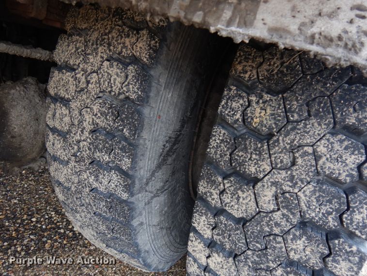 image for item IL9961 1981 International 1854  oil distributor truck