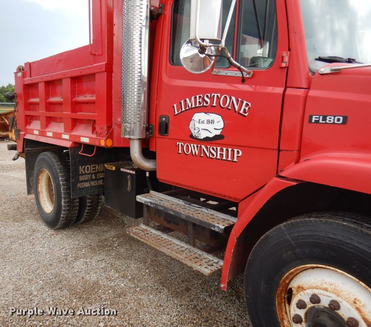 image for item IL9962 2001 Freightliner FL80  dump truck