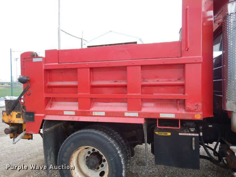 image for item IL9962 2001 Freightliner FL80  dump truck