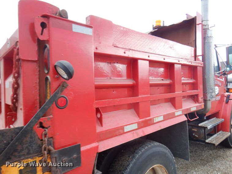 image for item IL9962 2001 Freightliner FL80  dump truck