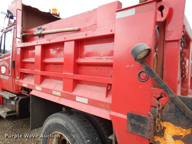 image for item IL9962 2001 Freightliner FL80  dump truck