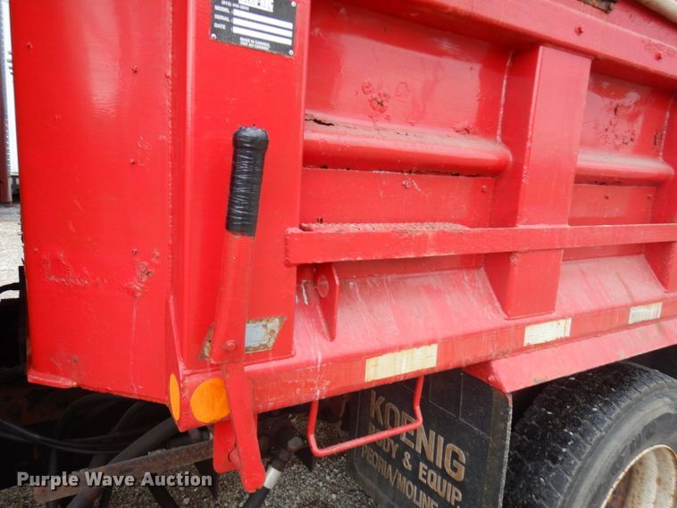 image for item IL9962 2001 Freightliner FL80  dump truck