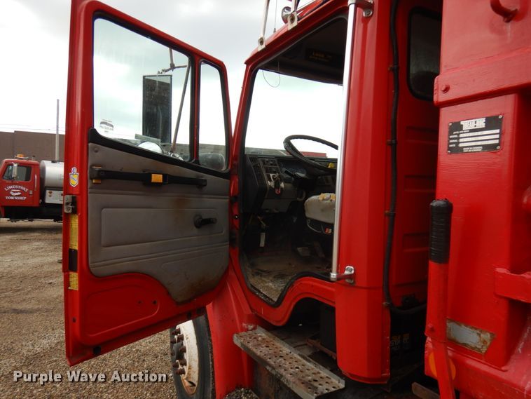 image for item IL9962 2001 Freightliner FL80  dump truck