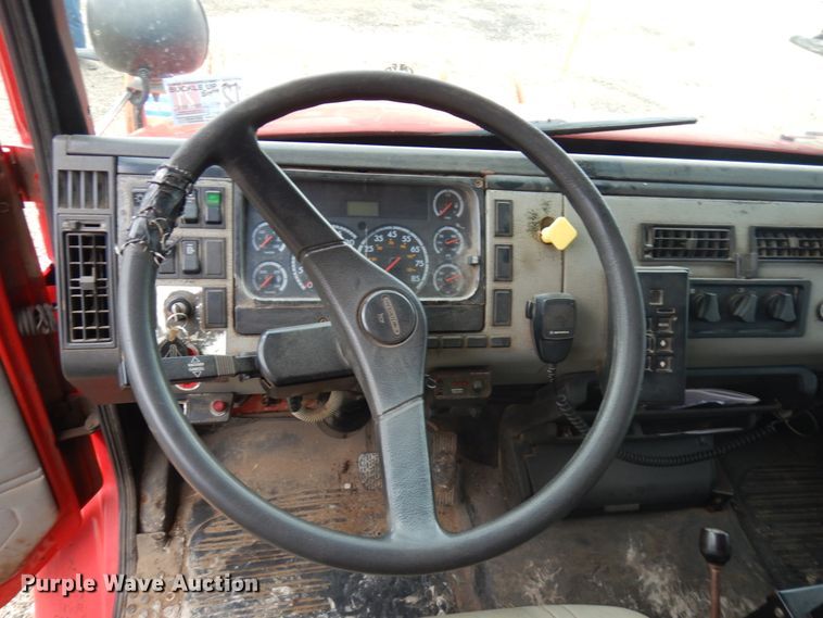 image for item IL9962 2001 Freightliner FL80  dump truck