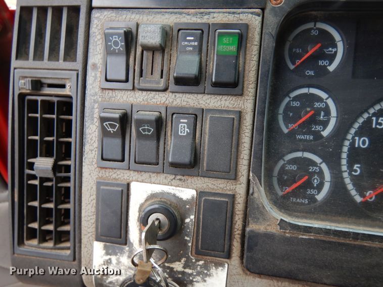 image for item IL9962 2001 Freightliner FL80  dump truck