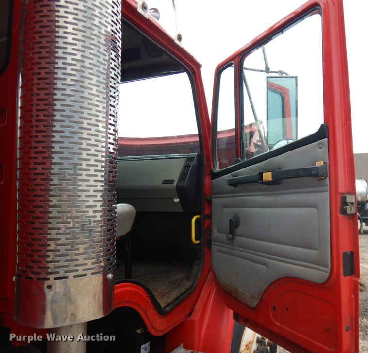 image for item IL9962 2001 Freightliner FL80  dump truck