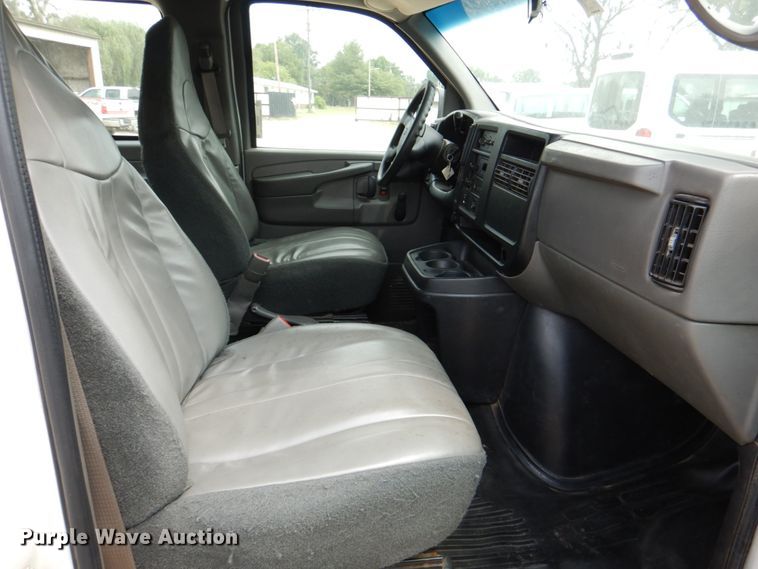 image for item IR9006 2007 Chevrolet Express 3500  van