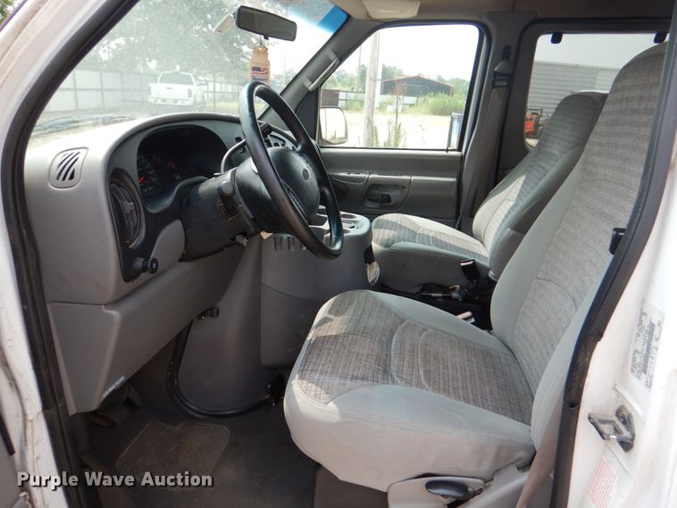 image for item IR9007 2001 Ford E350 Super Duty XLT  van