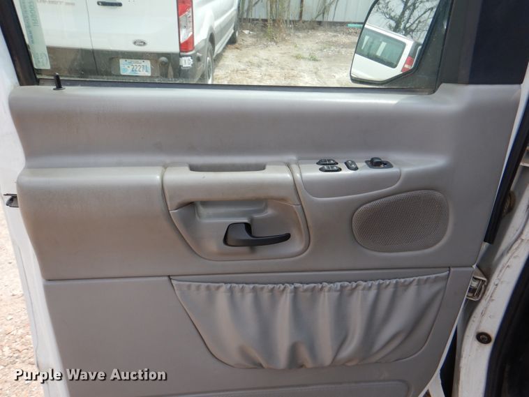 image for item IR9007 2001 Ford E350 Super Duty XLT  van