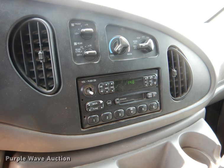 image for item IR9007 2001 Ford E350 Super Duty XLT  van