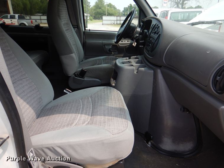 image for item IR9007 2001 Ford E350 Super Duty XLT  van