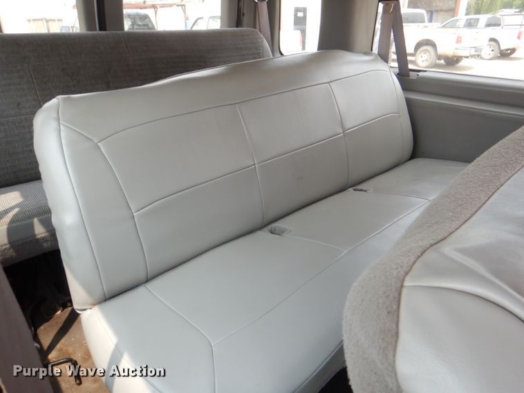 image for item IR9007 2001 Ford E350 Super Duty XLT  van