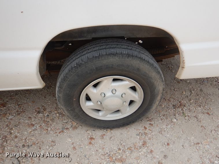 image for item IR9007 2001 Ford E350 Super Duty XLT  van