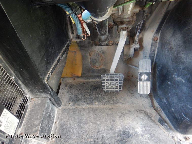 image for item JY9846 2002 International 3800  school bus