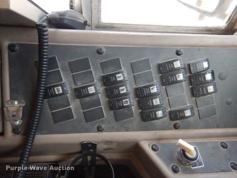 image for item JY9846 2002 International 3800  school bus