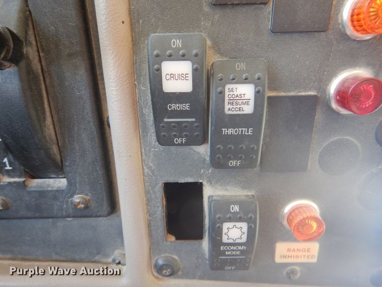 image for item JY9846 2002 International 3800  school bus