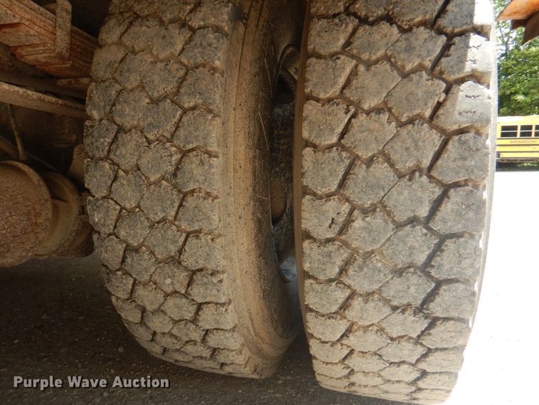 image for item JY9846 2002 International 3800  school bus