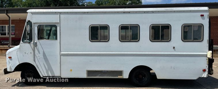 image for item KK9550 1977 Chevrolet P30  delivery truck