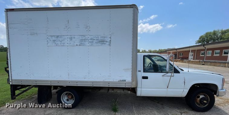 image for item KK9555 1991 Chevrolet 3500  box truck