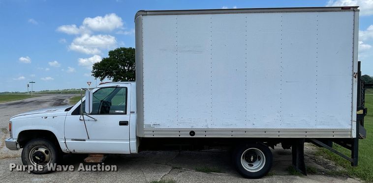 image for item KK9555 1991 Chevrolet 3500  box truck