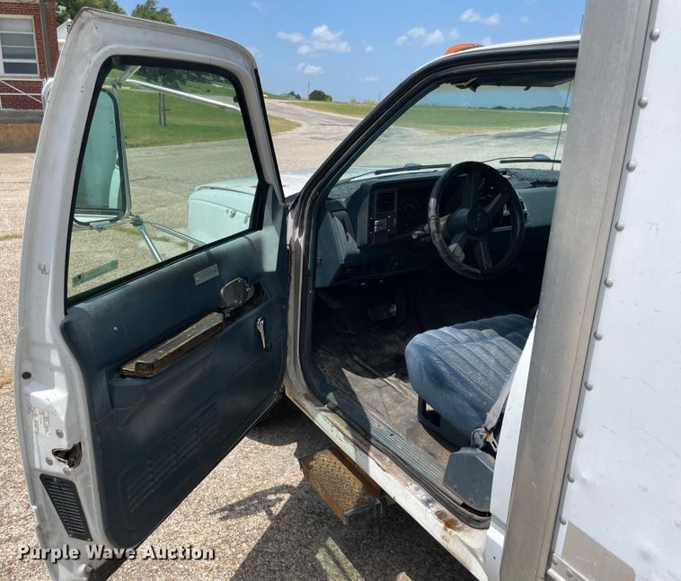 image for item KK9555 1991 Chevrolet 3500  box truck