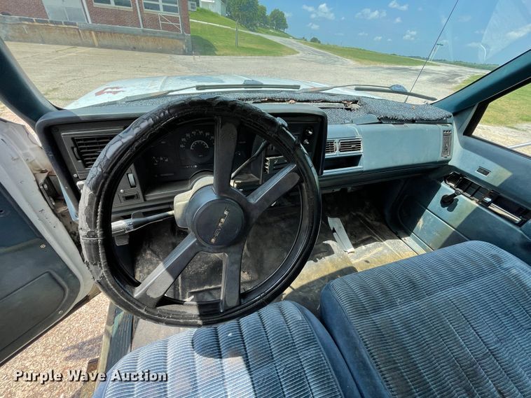 image for item KK9555 1991 Chevrolet 3500  box truck