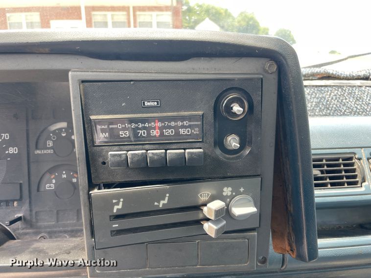 image for item KK9555 1991 Chevrolet 3500  box truck